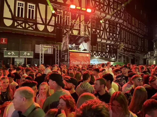 DJ Geib Live auf dem Limburger Altstadtfest, mit riesiger und voller Tanzfläche