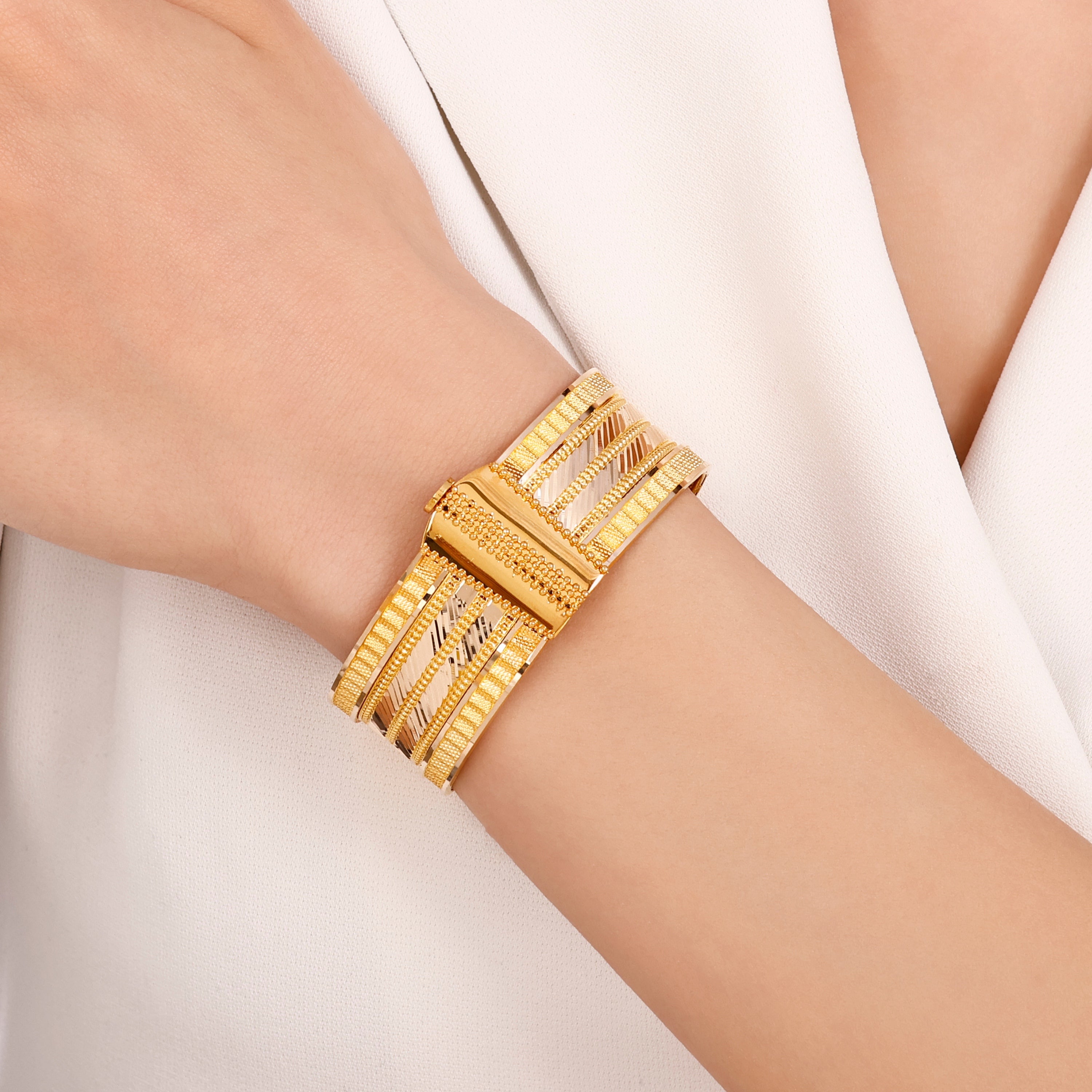 Assos Pırlanta 14 Ayar Altın Şık Tasarım Kelepçe Bilezik