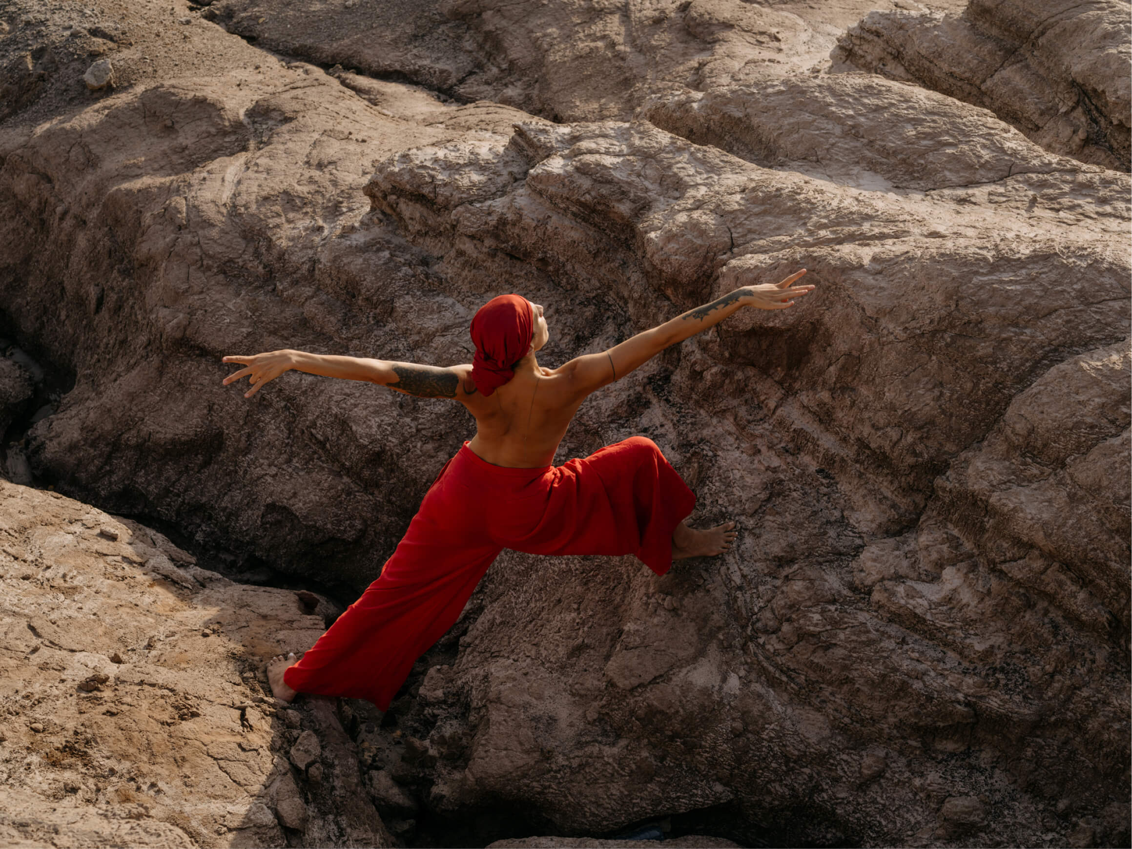 Blertë Dibrani in streckender Pose auf einem Felsen