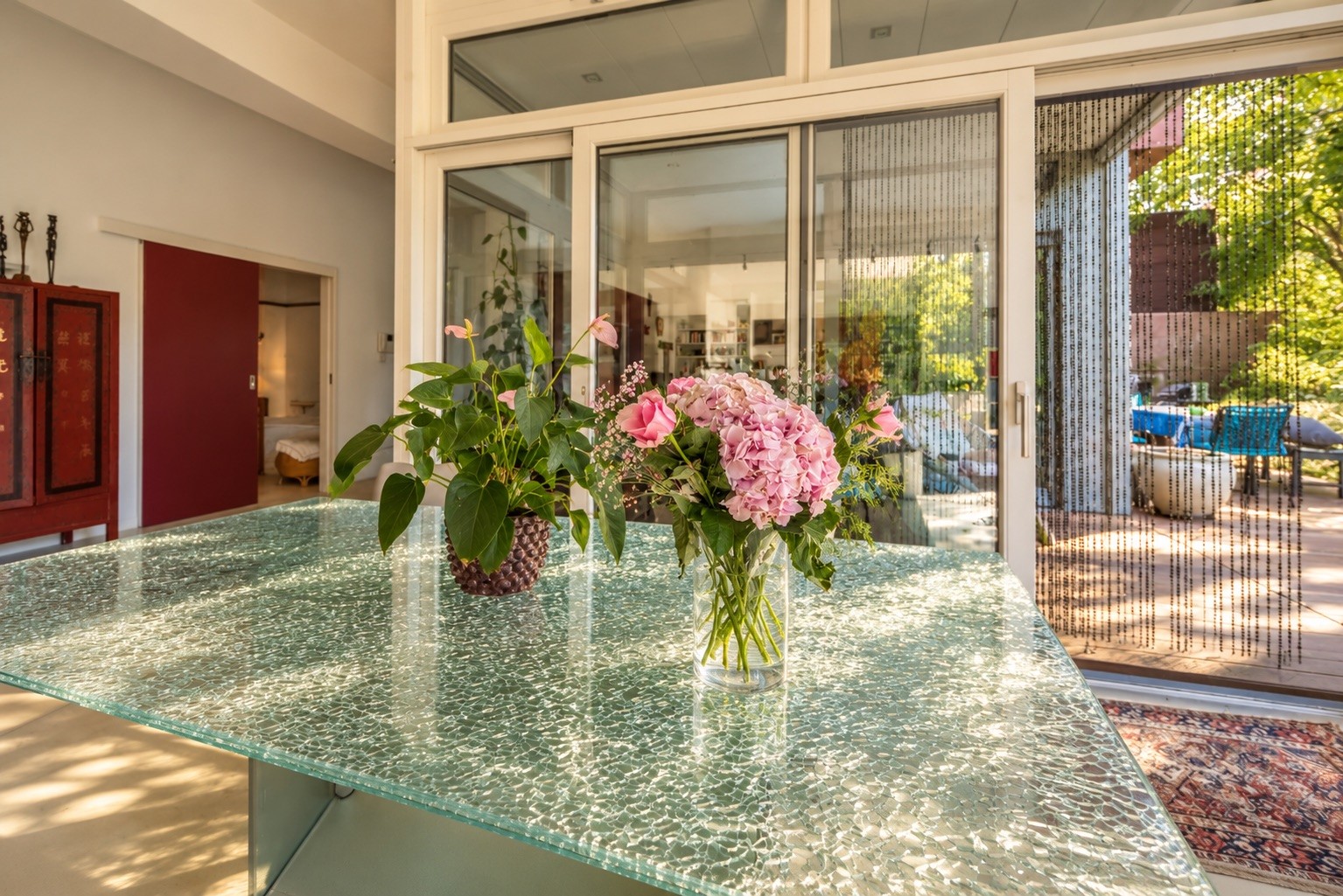 Espace à manger ouvert sur la loggia et le jardin, appartement de 163 m² à Cheseaux-sur-Lausanne