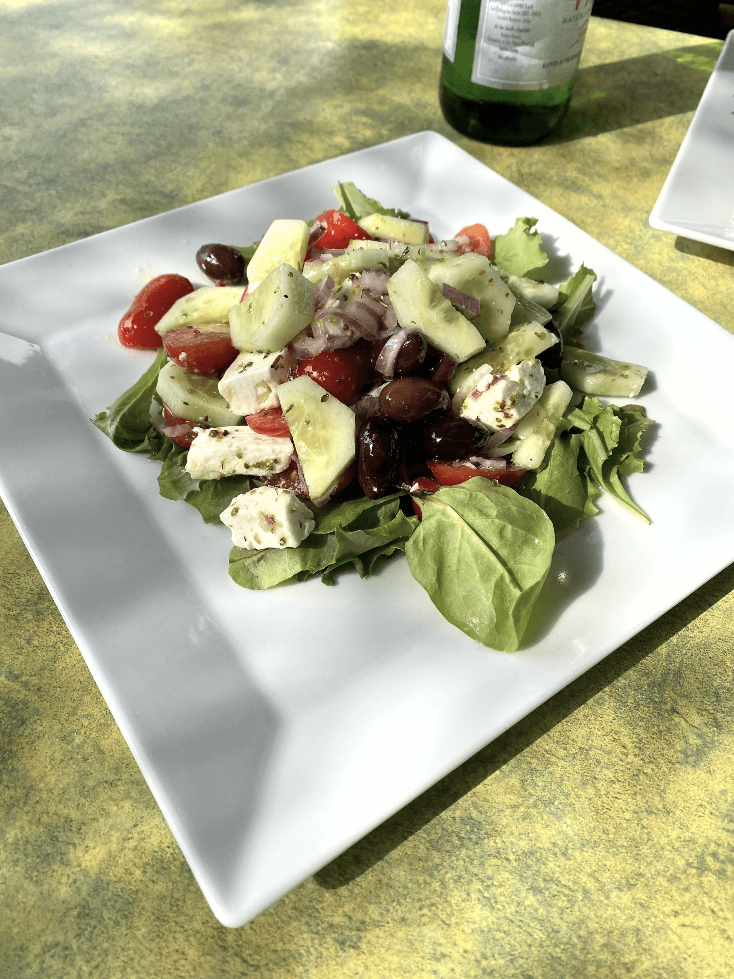 Salat mit Gurke und Oliven