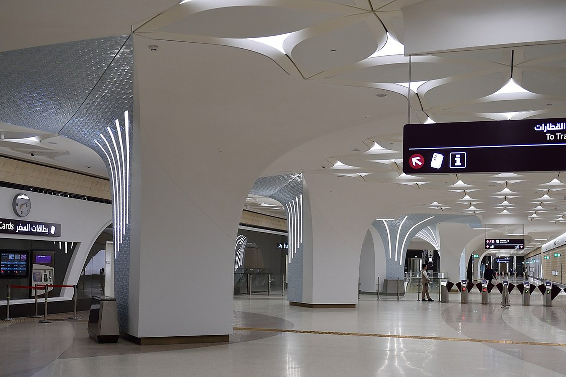 La salle des billets d'une station du métro de Doha, avec ses colonnes blanches et ses distributeurs, que l'on prépare depuis Sila ou Qatar Rail