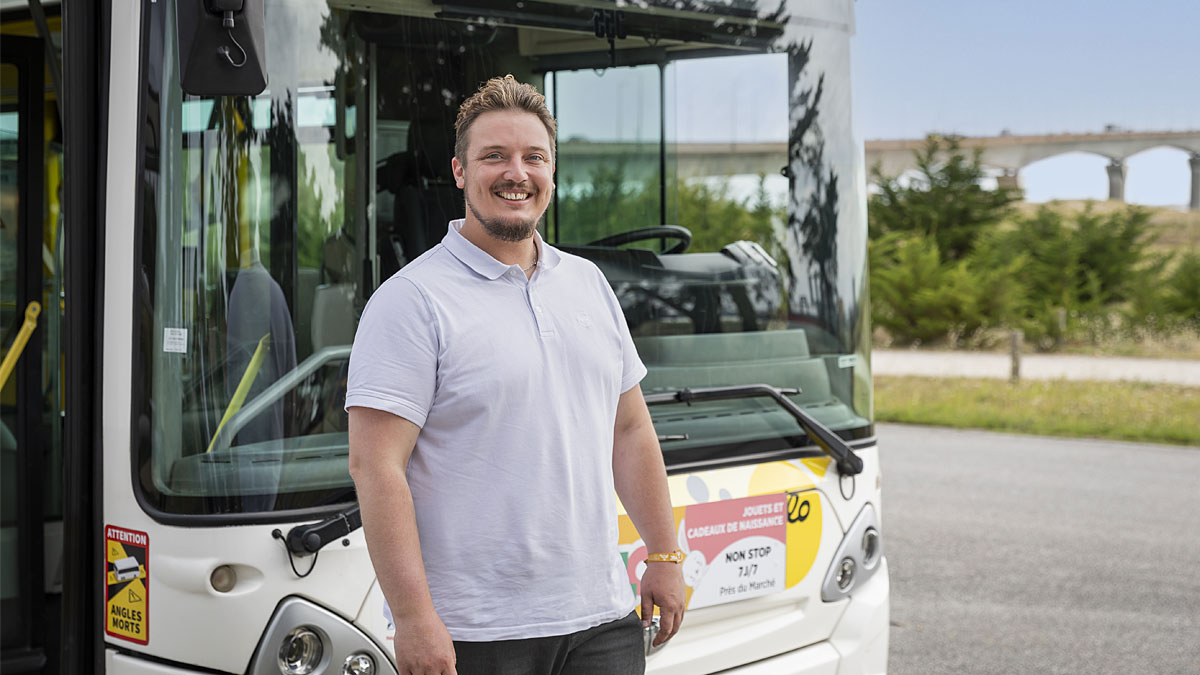 découvrez le métier de conducteur de bus : salaire, formation et conditions de travail