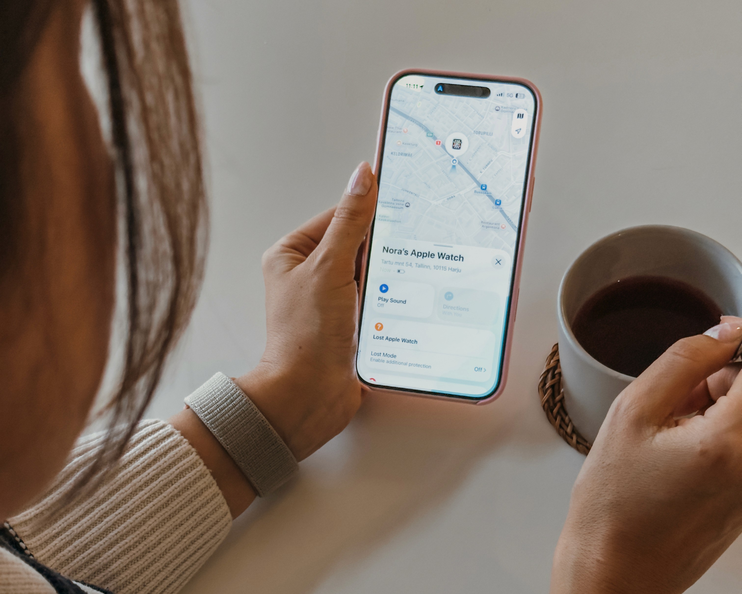 Lapsevanem vaatab, kus ta laps asub kasutades FindMy rakendust
