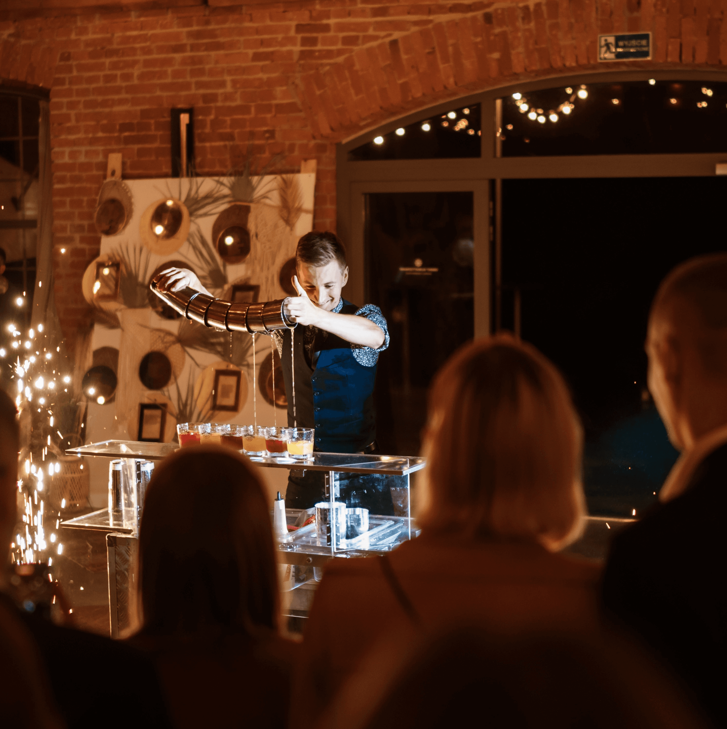 Goście weselni obserwują pokaz barmański na weselu 