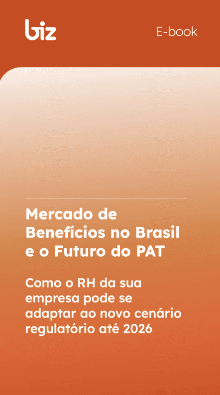 Três pessoas conversam ao ar livre, cercadas por plantas verdes e uma atmosfera relaxante.