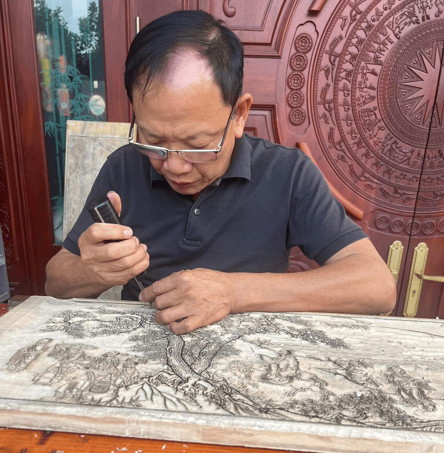 Nghệ nhân Thanh Liễu đang thực hành khắc mộc bản