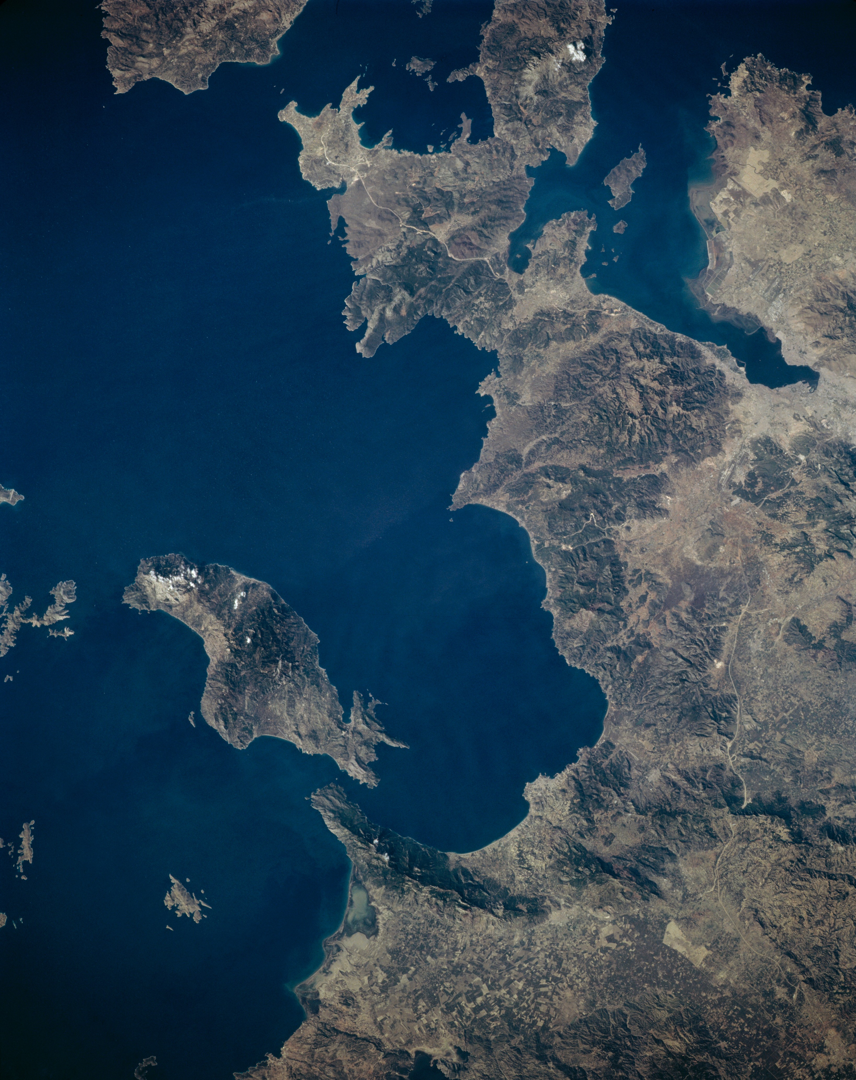 Circular skylight casting a soft glow in a restrained, contemplative interior