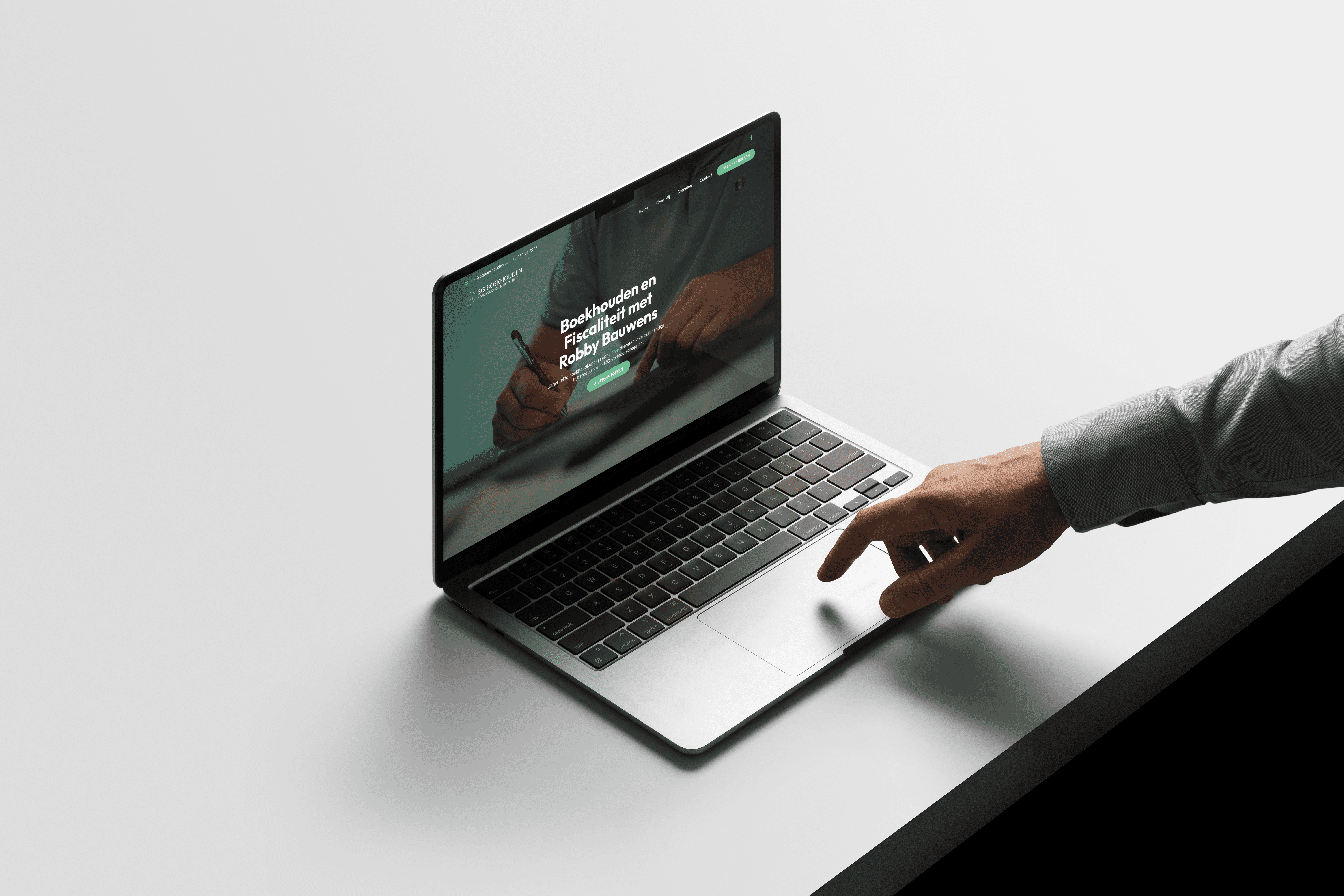 Een Macbook 16 Mockup van de nieuwe BG Boekhouden Website gemaakt door Cheatcode Oostende