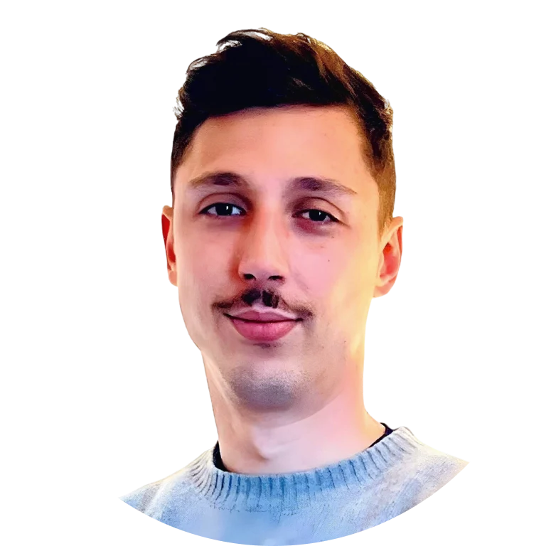 Portrait en gros plan d'un jeune homme souriant, au regard confiant, idéal pour la création site web.