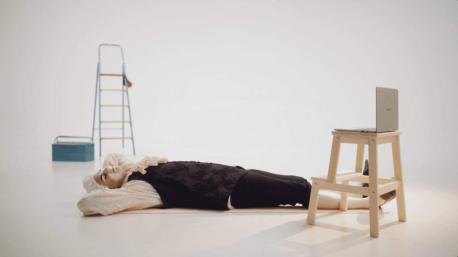 Företagare som kontrollerar fakturor och ekonomi i mobilen för bättre likviditet