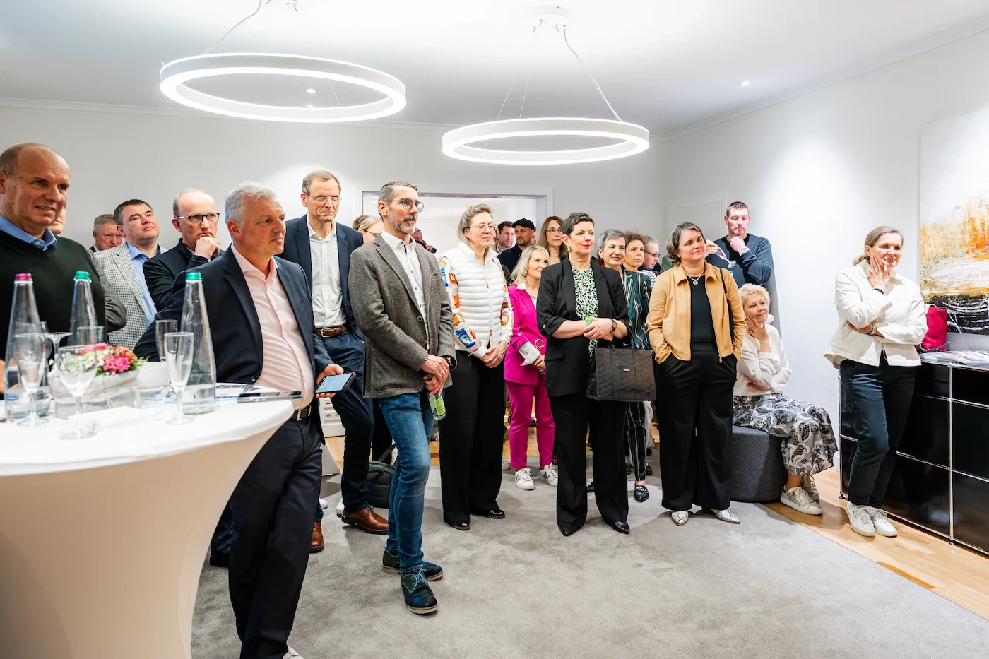 Längliches Wohngebäude mit Klinkerfassade, großen Fenstern und Balkonen über zwei Etagen