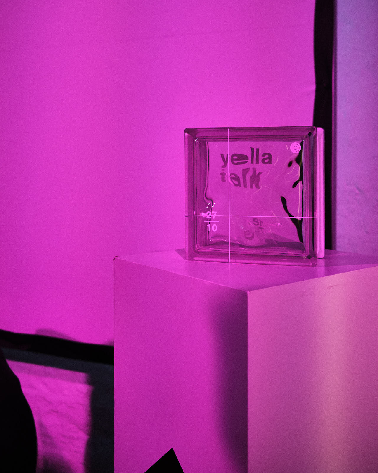 glasbaustein mit yella park logo