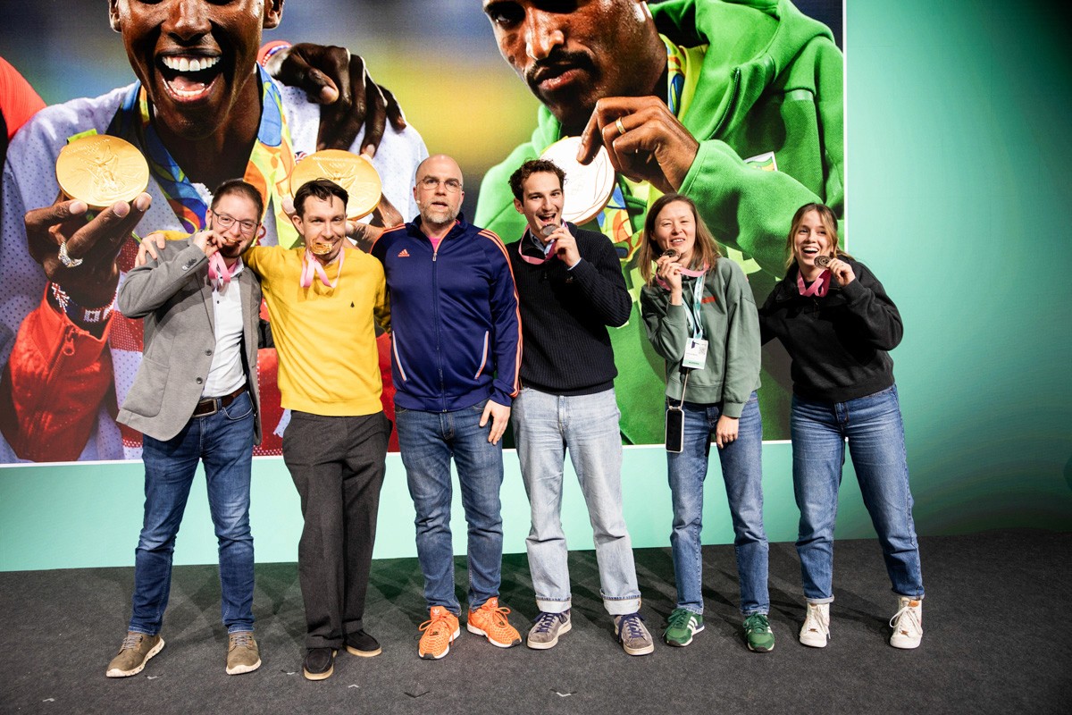 Zwei Geschäftspersonen stehen an einem Tisch und füllen gemeinsam etwas aus