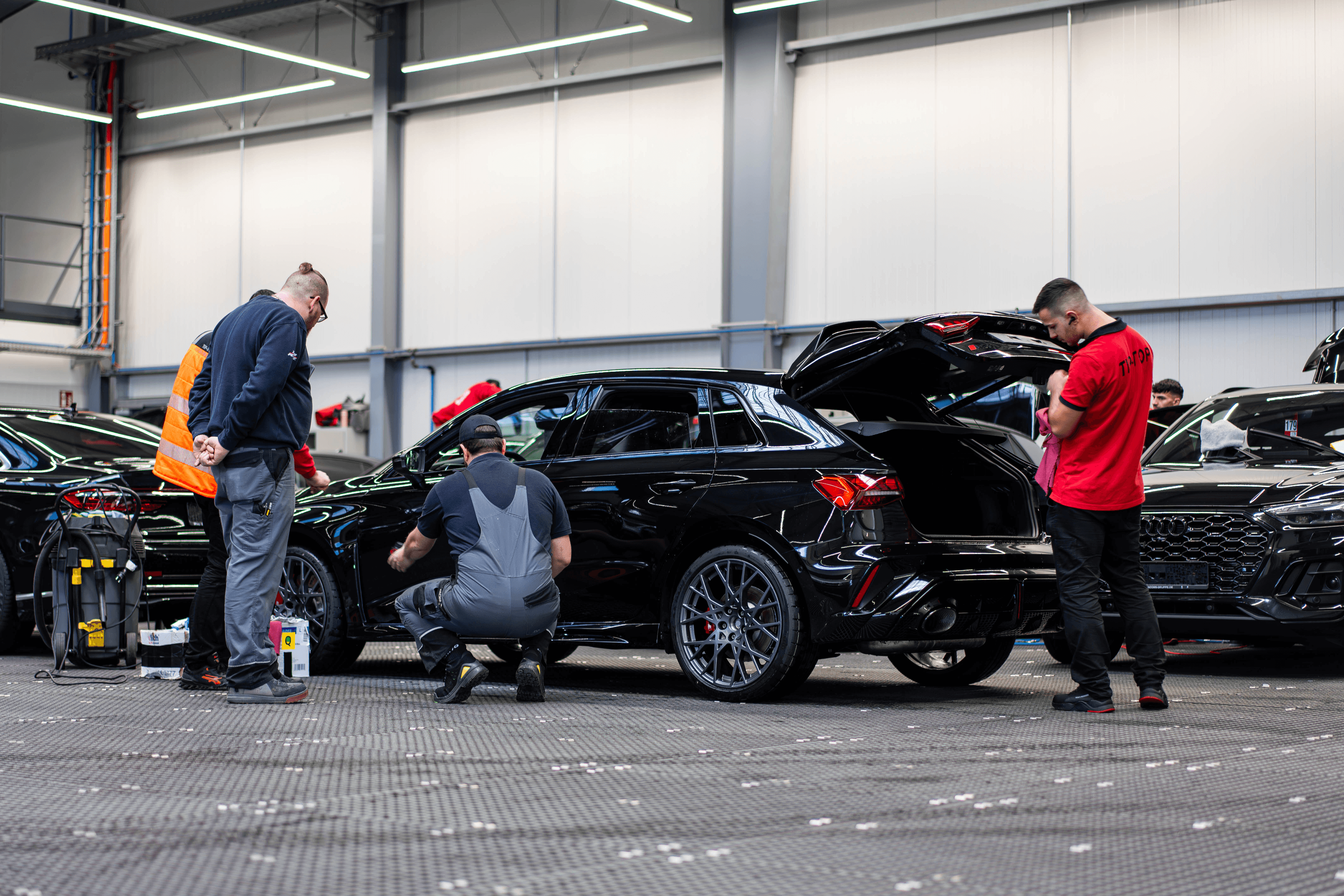 Tip Top Mitarbeiter reinigen ein Auto