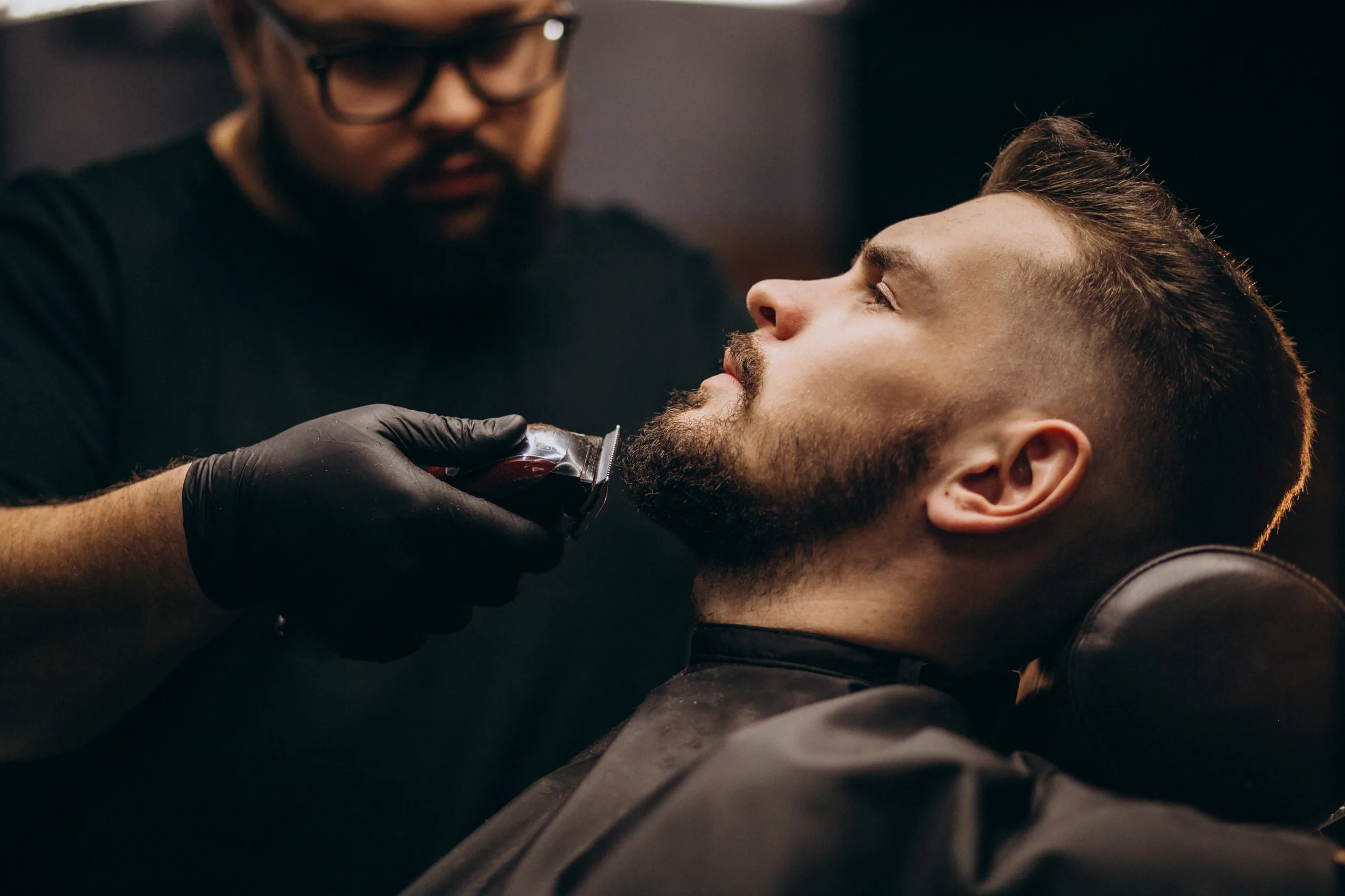 barbeiro utilizando máquina para corte de cabelo
