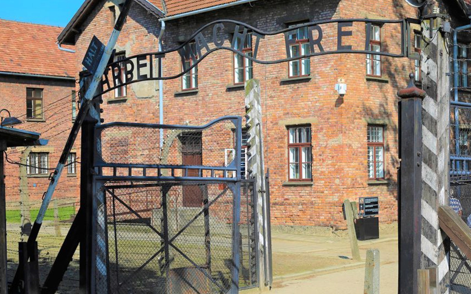 Auschwitz-Birkenau inngangshlið með skiltið „Arbeit Macht Frei“, Pólland.