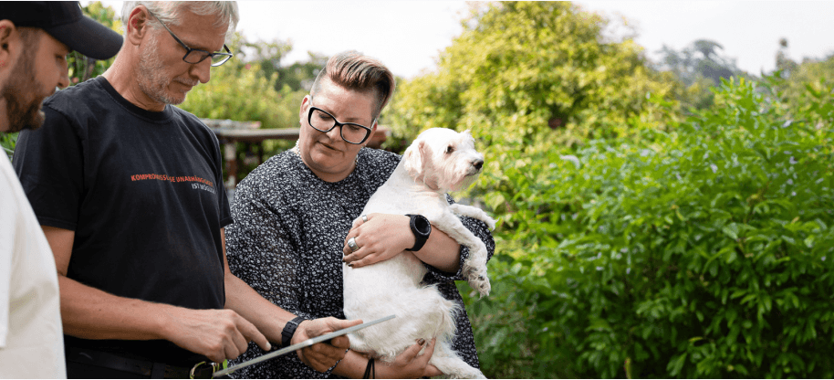 Handwerker Fersing und Eigentümerin Riedesel im Beratungsgespräch für Photovoltaik