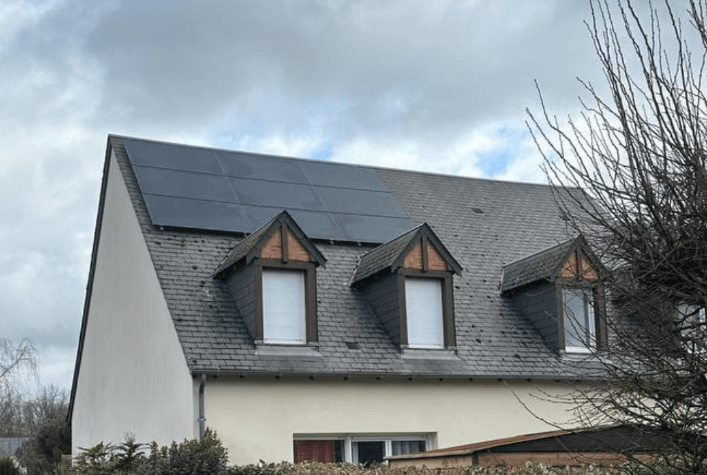 Photo d'une maison à Blois équipée de panneaux photovoltaïques dont l'installation a été faite par Solarock.