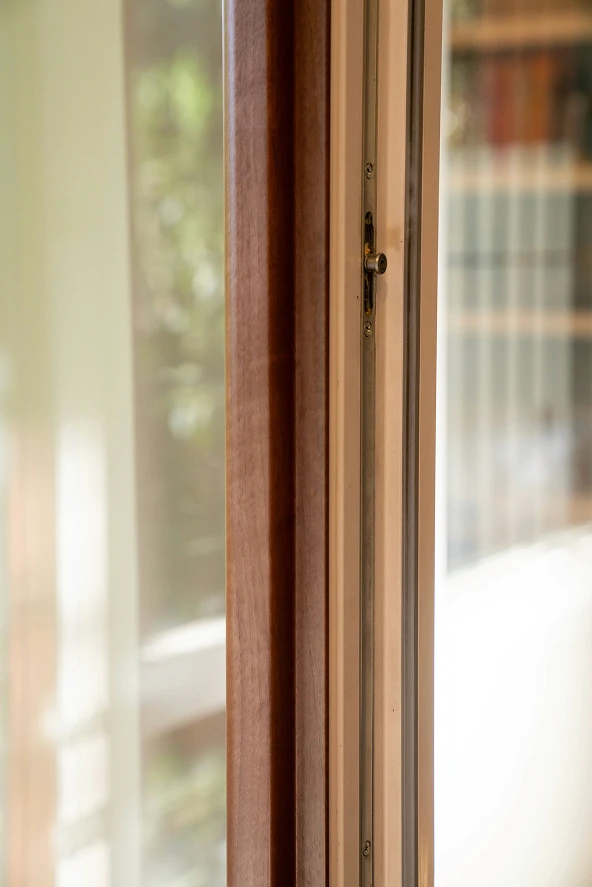 Houten kozijn met natuurlijke uitstraling en isolerend glas