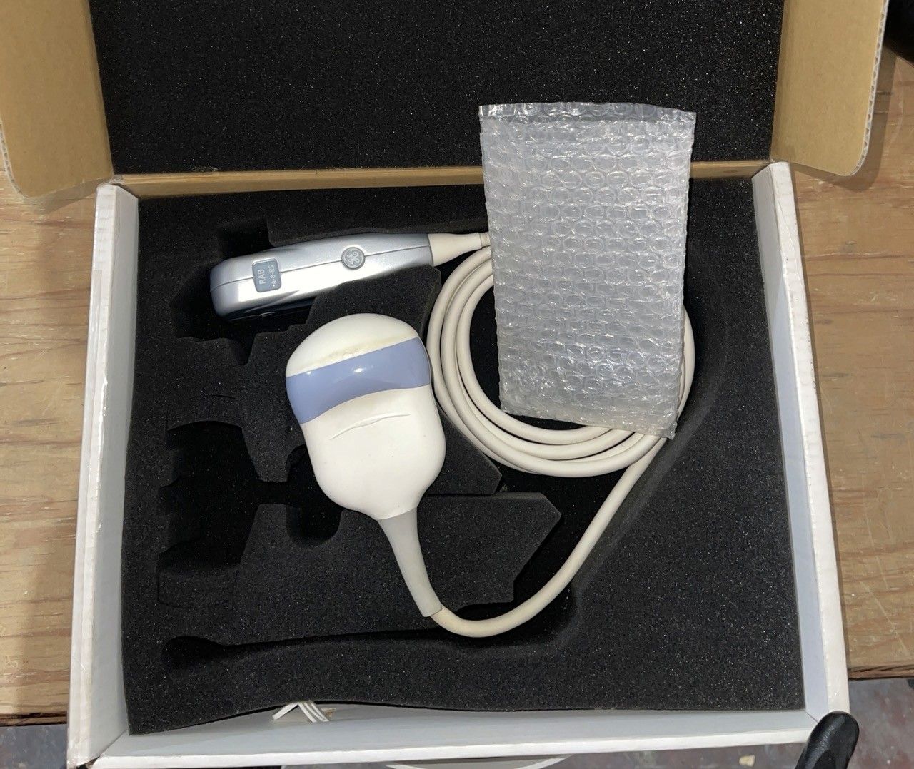 Transductor organizado para envío con bolsa para protegerlo.