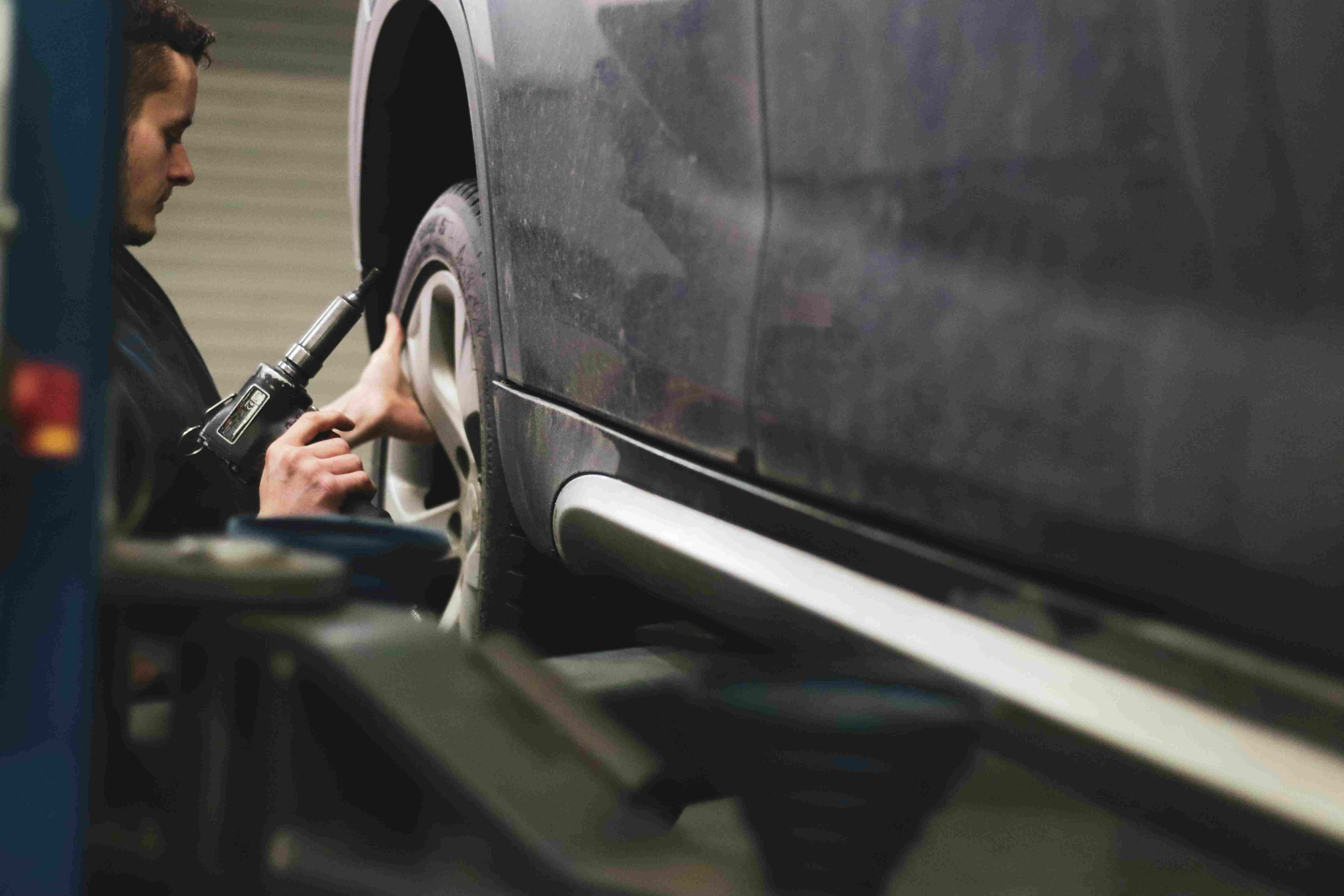 használt SUV szervíz ellenőrzés - Forrás: Unsplash / Jimmy Nilsson Masth 