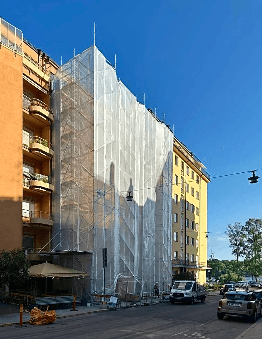 Byggnadsställning på lägenhetshus på Kungsholmen