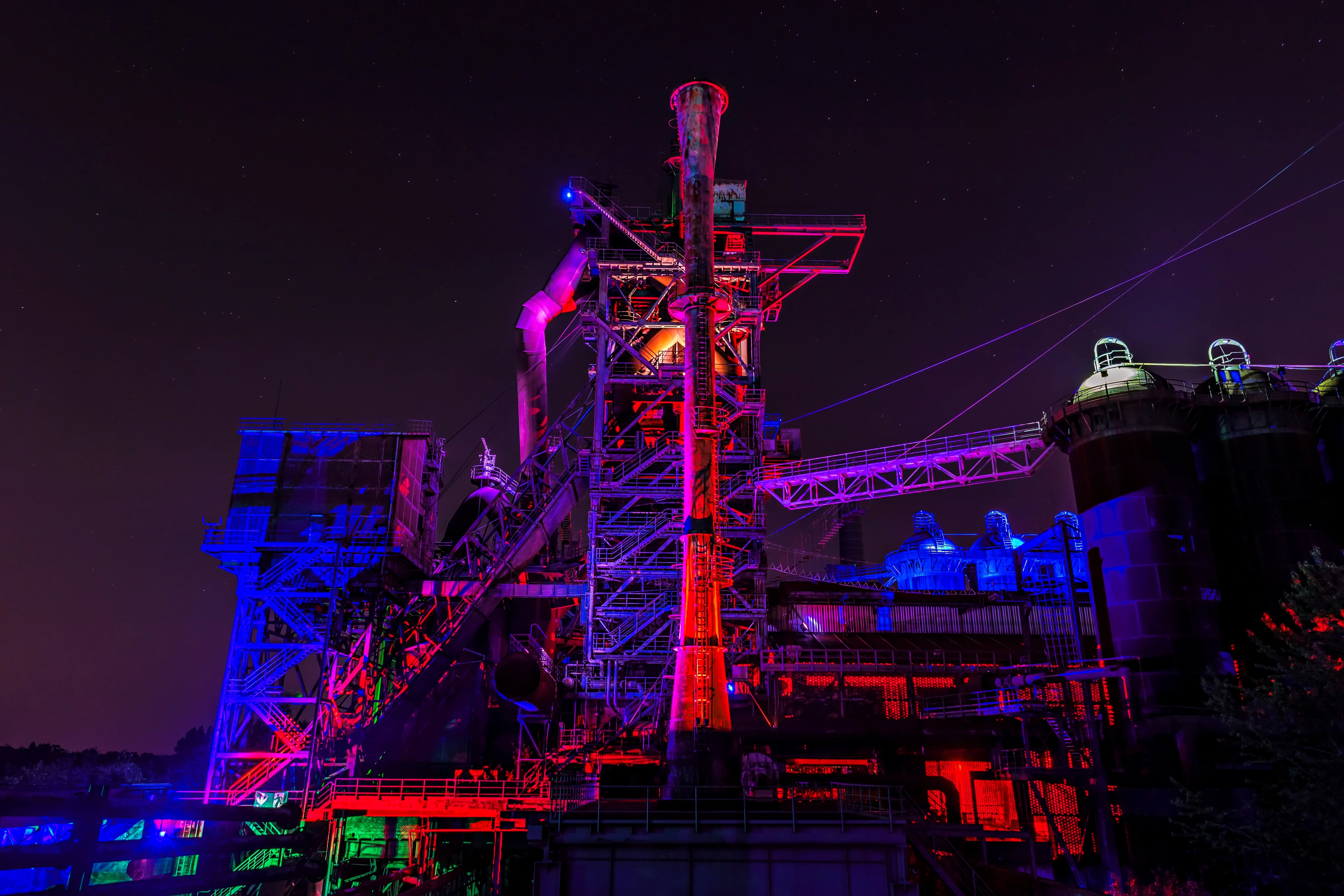 カラフルな照明に彩られた工業団地の夜景