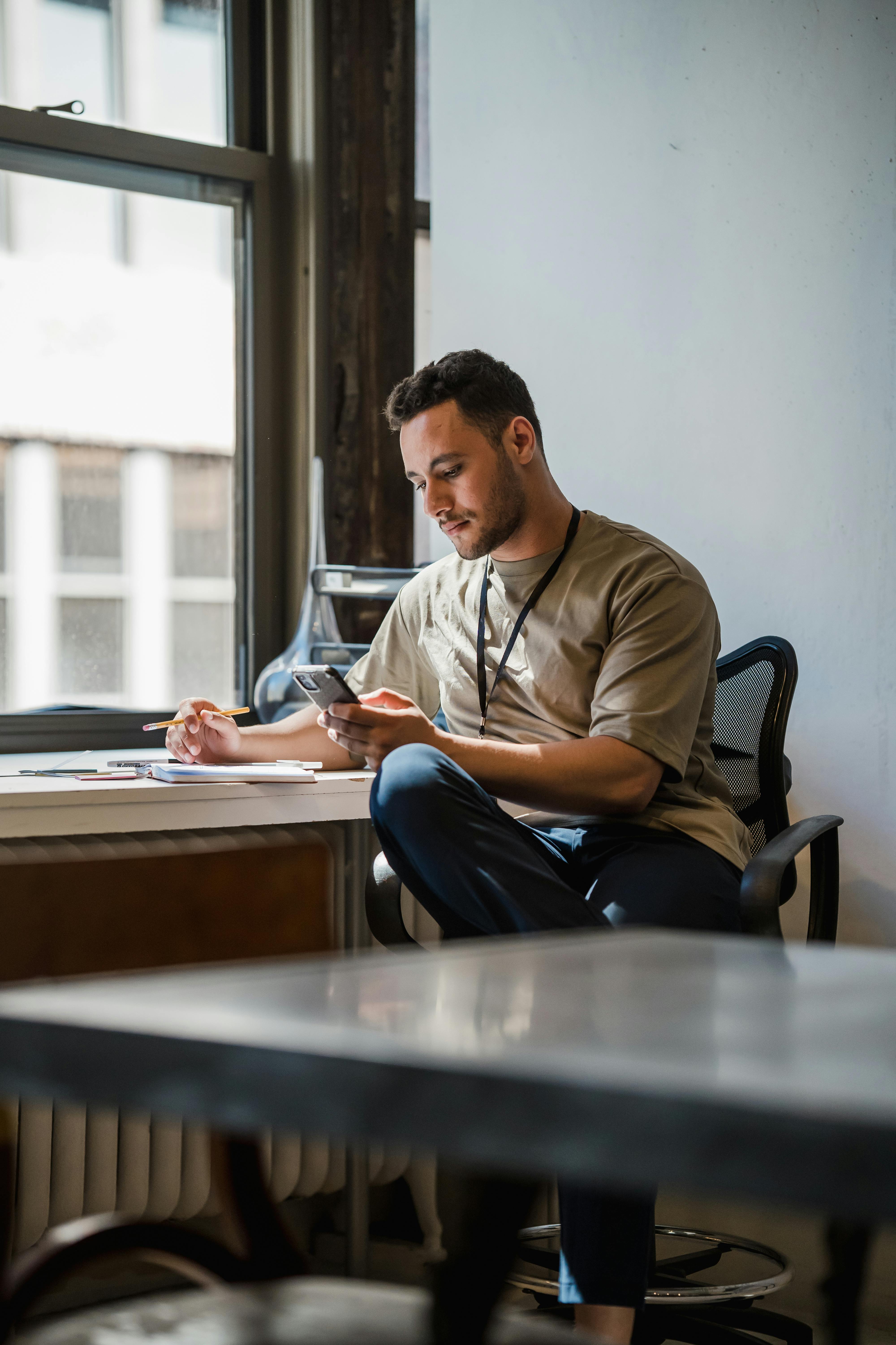 UX Agentur führt User Research Workshop mit Post-its und Service-Design-Methoden durch