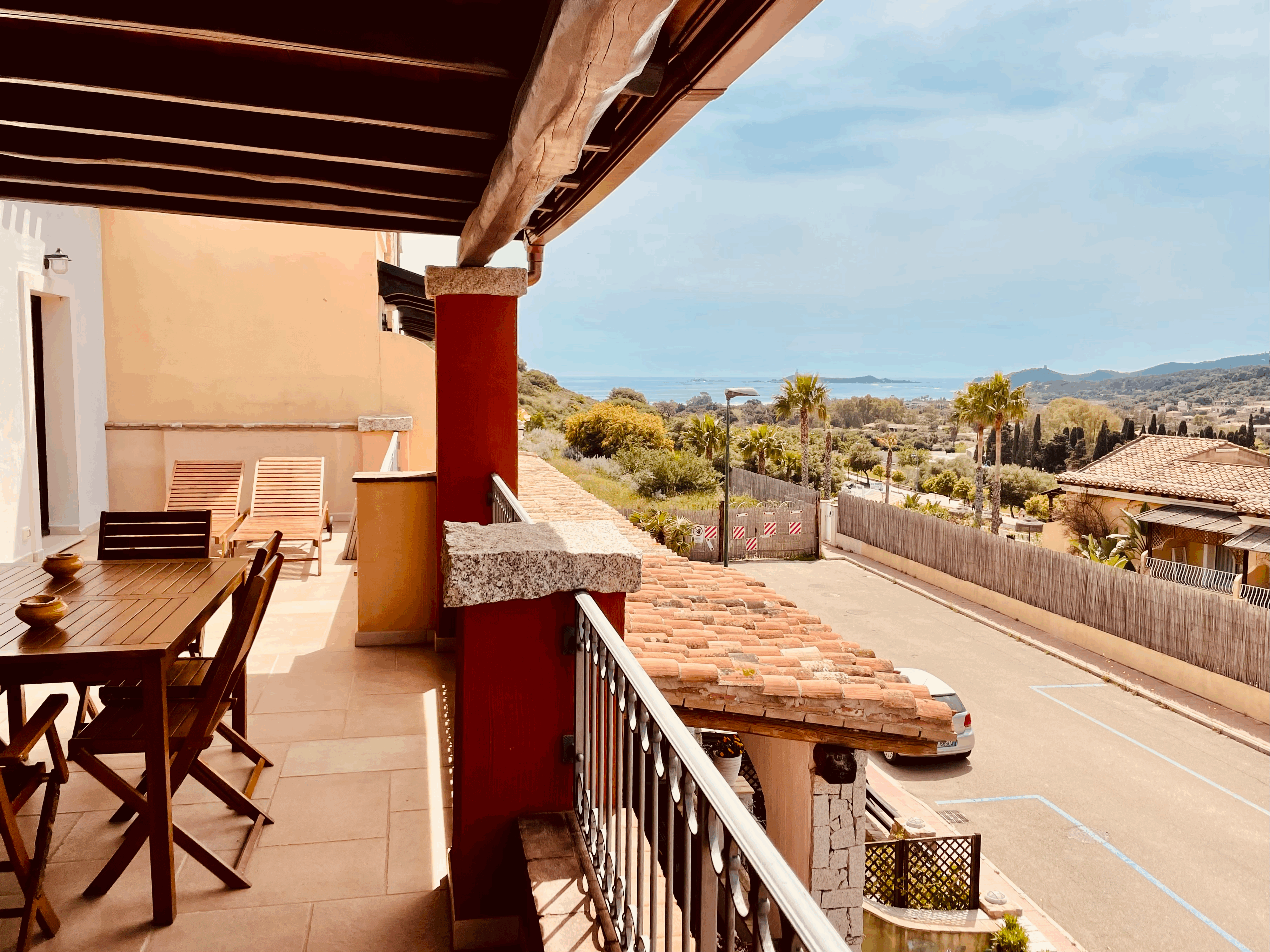 Terrazza attrezzata di La Peonia con tavolo da pranzo e vista mare