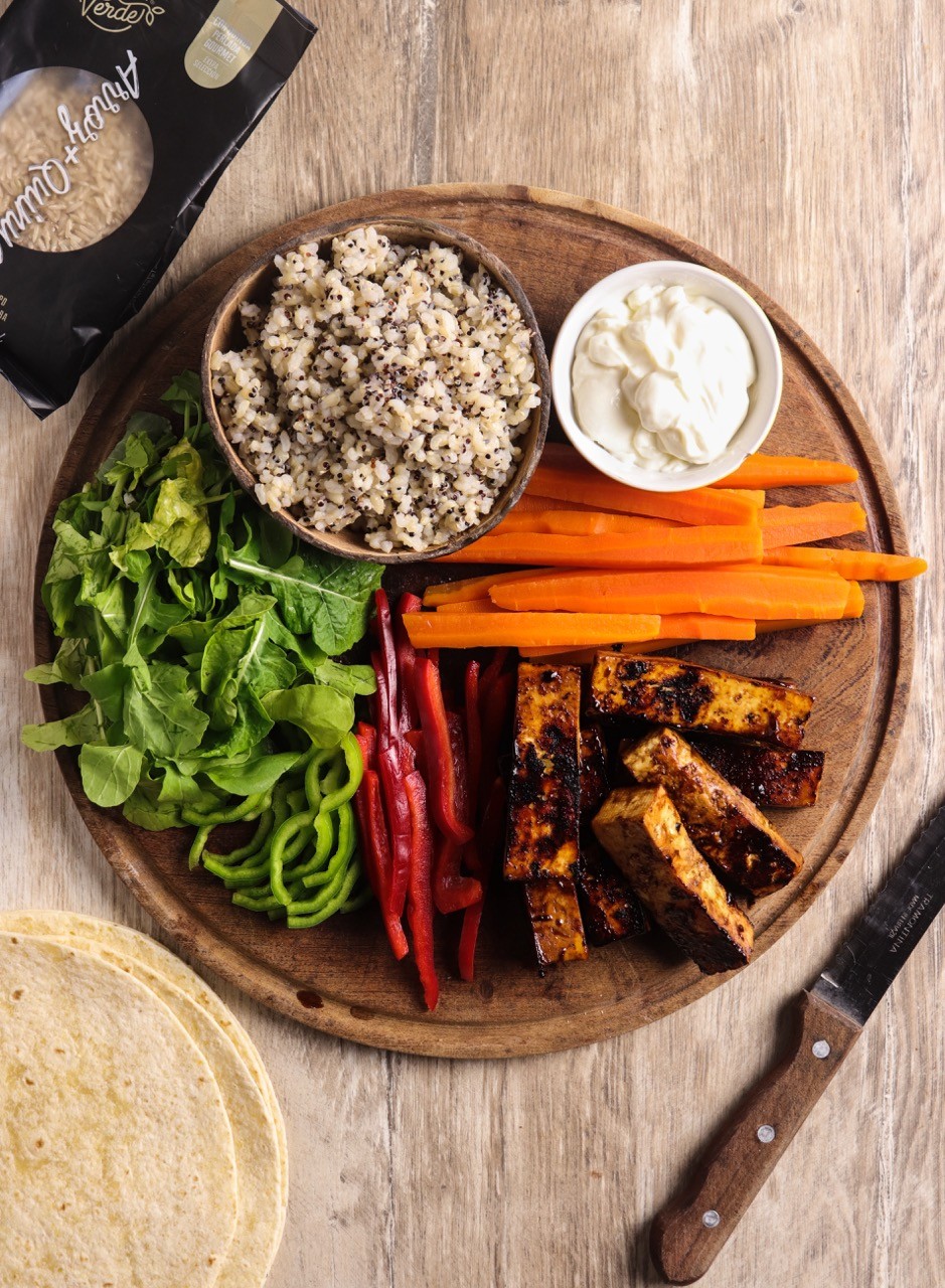 Plato variado con zanahora, arroz y vegetales variados