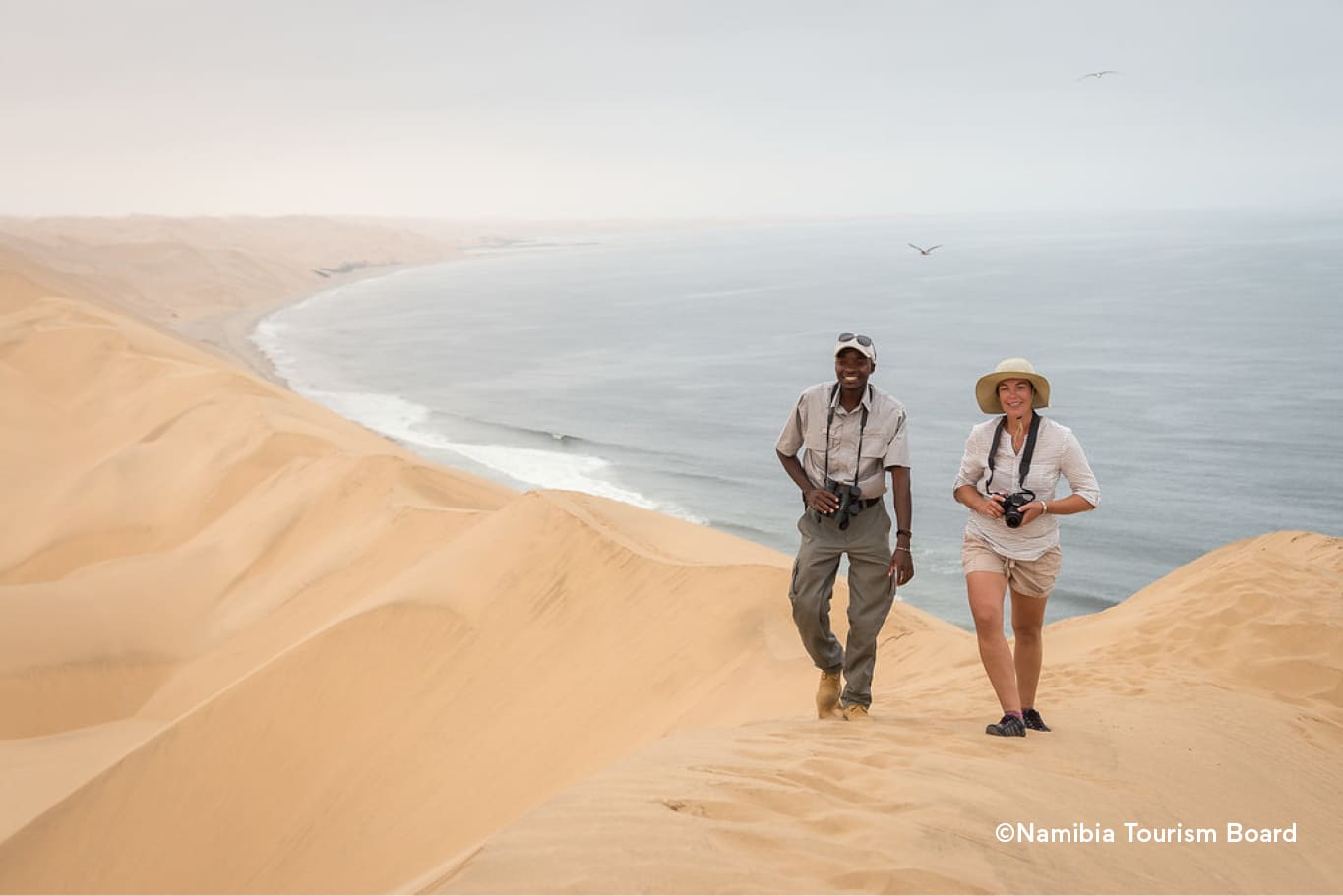 Spaziergang entlang der Dünen an Namibias Atlantikküste
