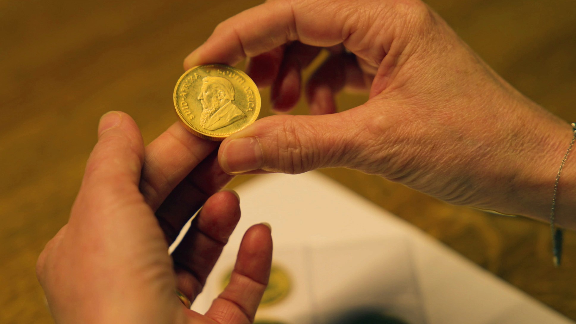 Une pièce d'or dans la main chez Pire Asset Management à Charleroi