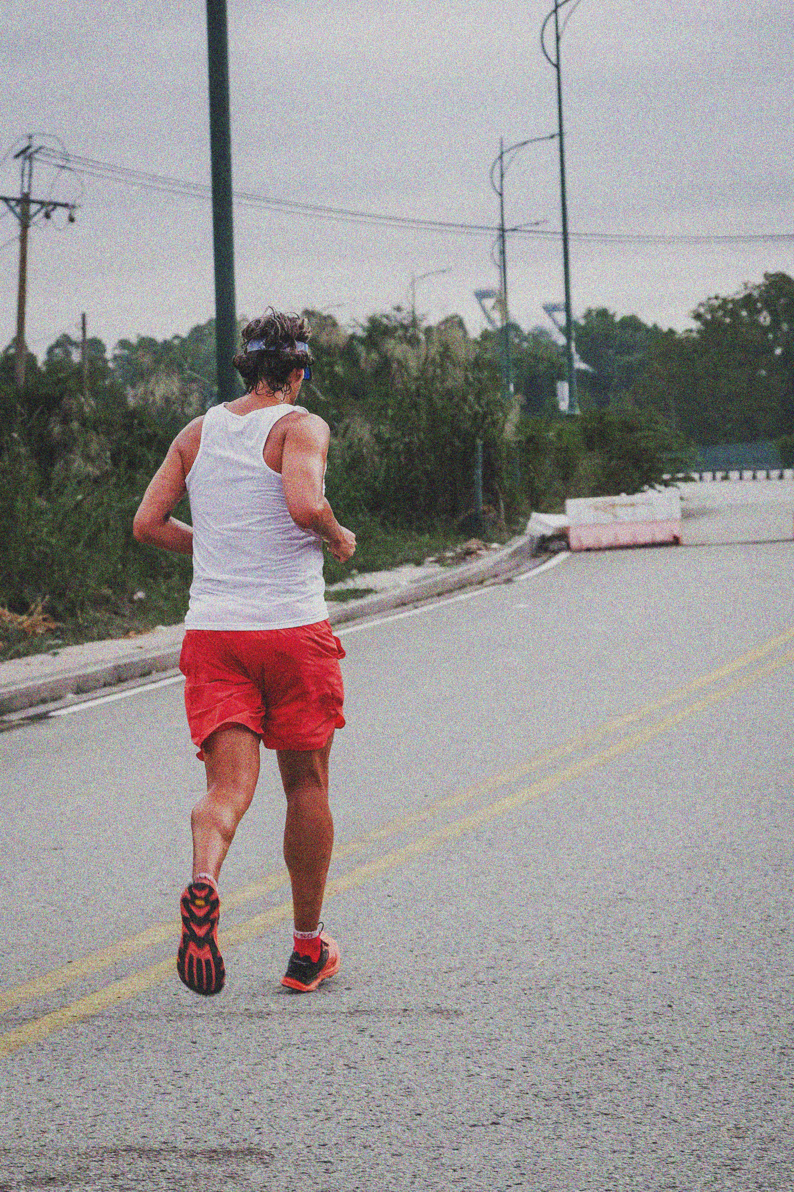 homme seul de dos en train de courir