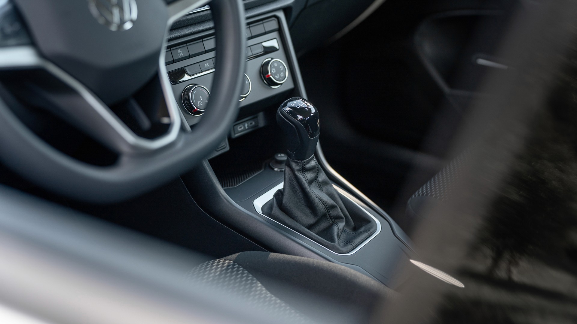 VW T-Roc Interieur – moderne Technik und klare Instrumente im Fahrschulauto.