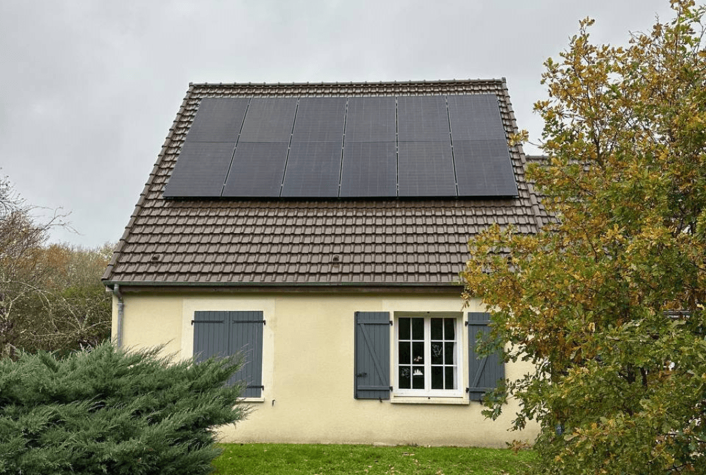 Photo d'une maison à Vendoeuvres en France équipée de panneaux photovoltaïques dont l'installation a été faite par Solarock.
