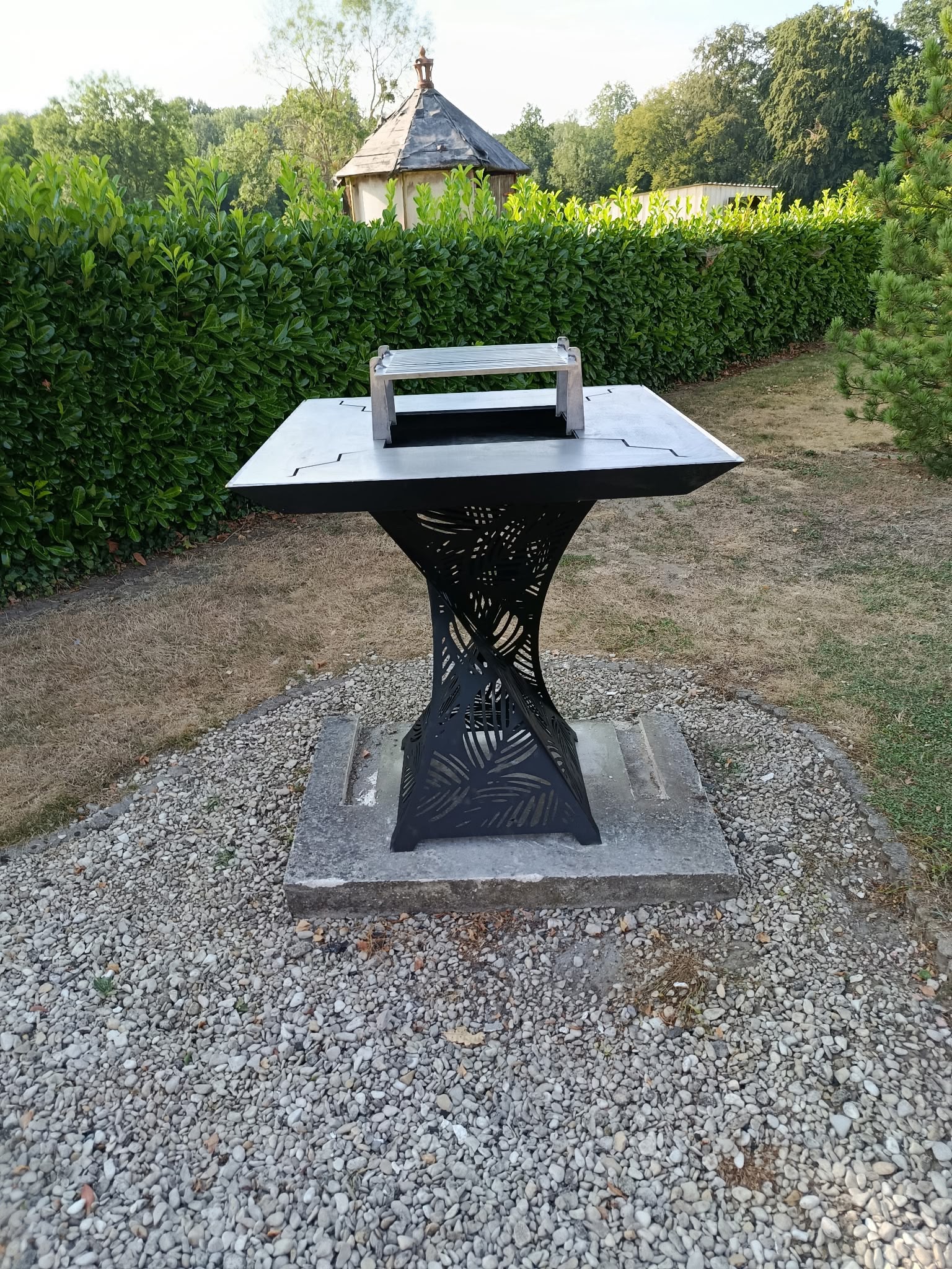 Braseros dans un jardin