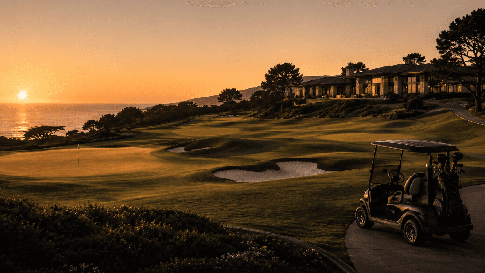 Campo da golf sul mare al tramonto con clubhouse
