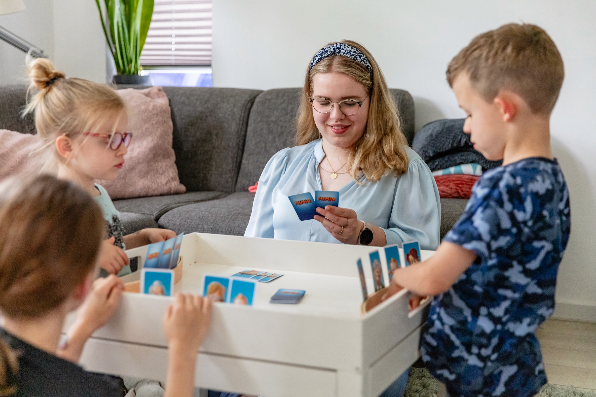 Zorgoppas speelt spelletje met zorgbehoevende kinderen