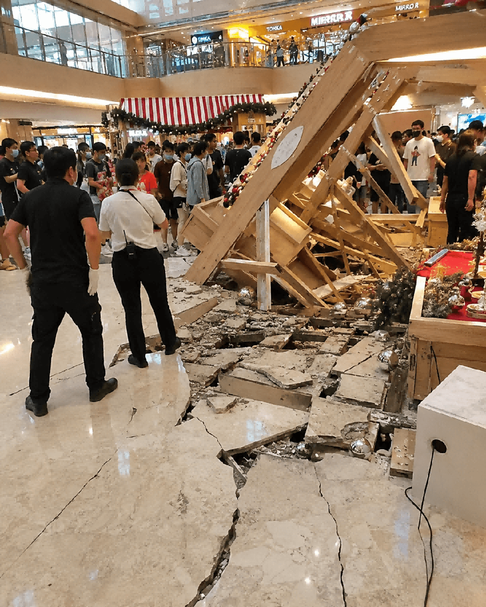 展會木製展架倒塌意外現場 展會活動保險第三者責任賠償個案香港 | Wooden Exhibition Stand Collapse Accident – Exhibition Event Insurance Public Liability Claim Case Hong Kong Trade Show & Market Event