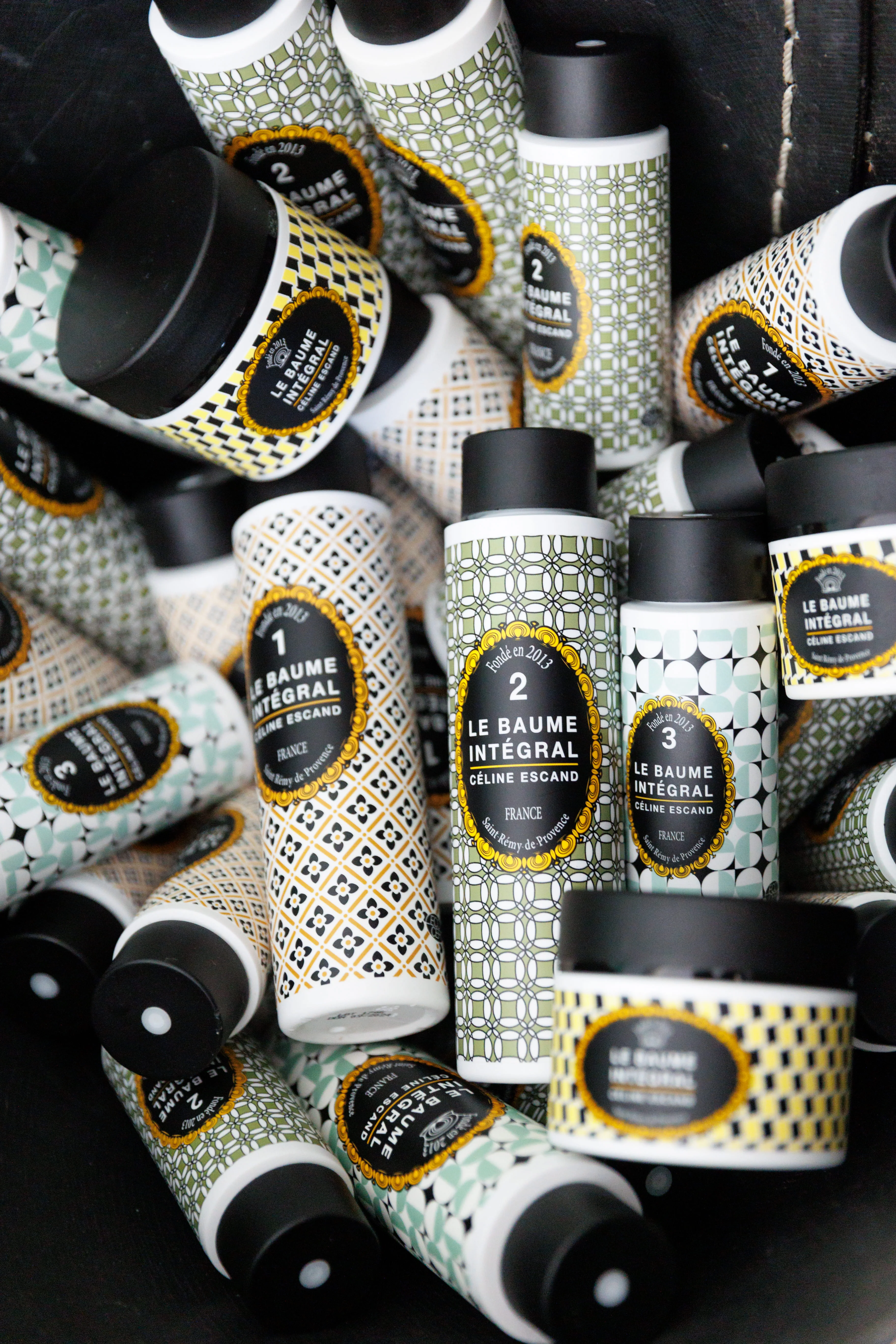 Gamme de produits Le Baume Intégral® Céline Escand, baumes naturels numéros 1, 2 et 3, présentés avec leurs motifs iconiques et packagings inspirés de la Provence.