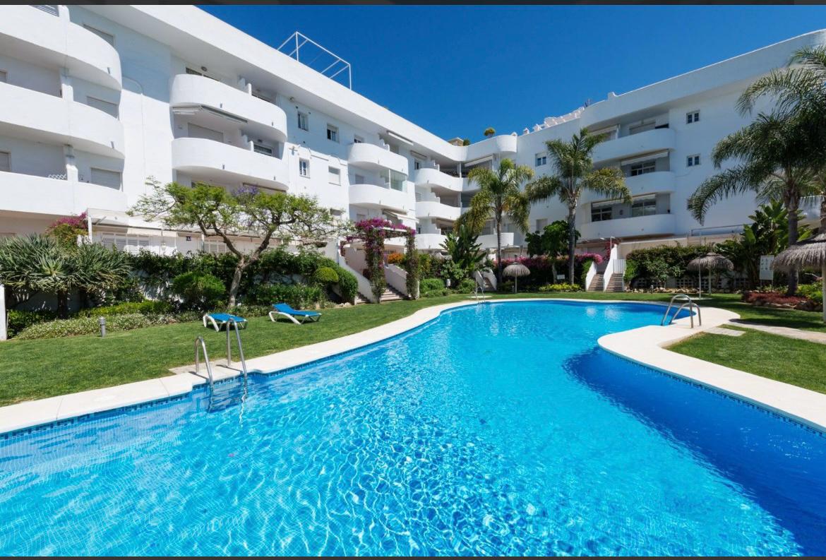 Elegant ground floor apartment with 2 beds, 2 baths, extra room, direct garden and pool access. Prime Golden Mile location near Marbella Club and beach. Includes garage, storage, and rental license.