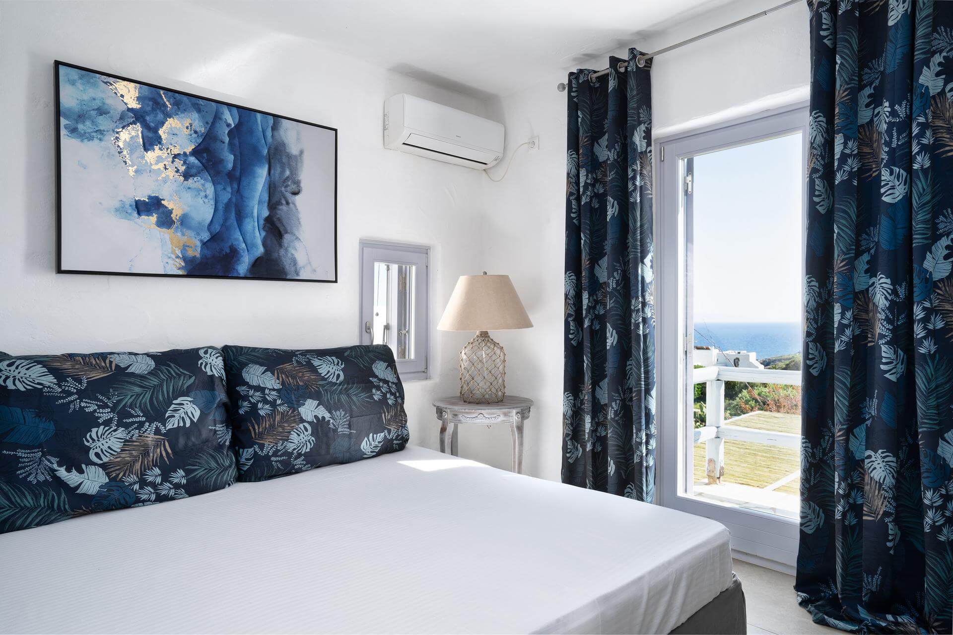 Bedrooms with beach view chrisi akti