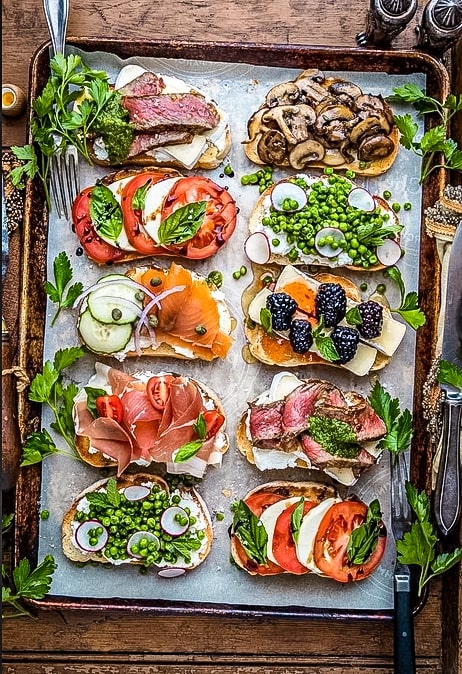 Verse broodjes en gerechten tijdens verzorgde lunch catering