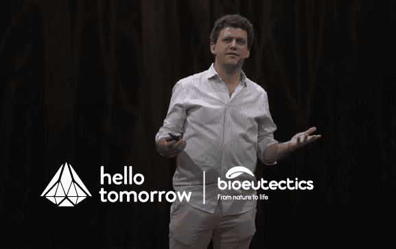 Tomás Silicaro speaking at a conference on stage.