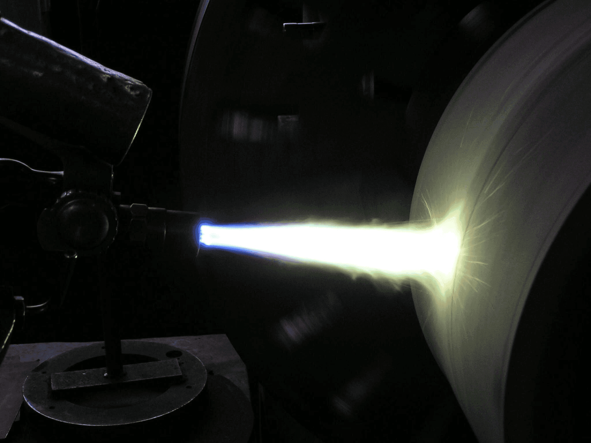 Poederspuiten van een coating op een groot cilindrisch werkstuk bij Plasma Service 