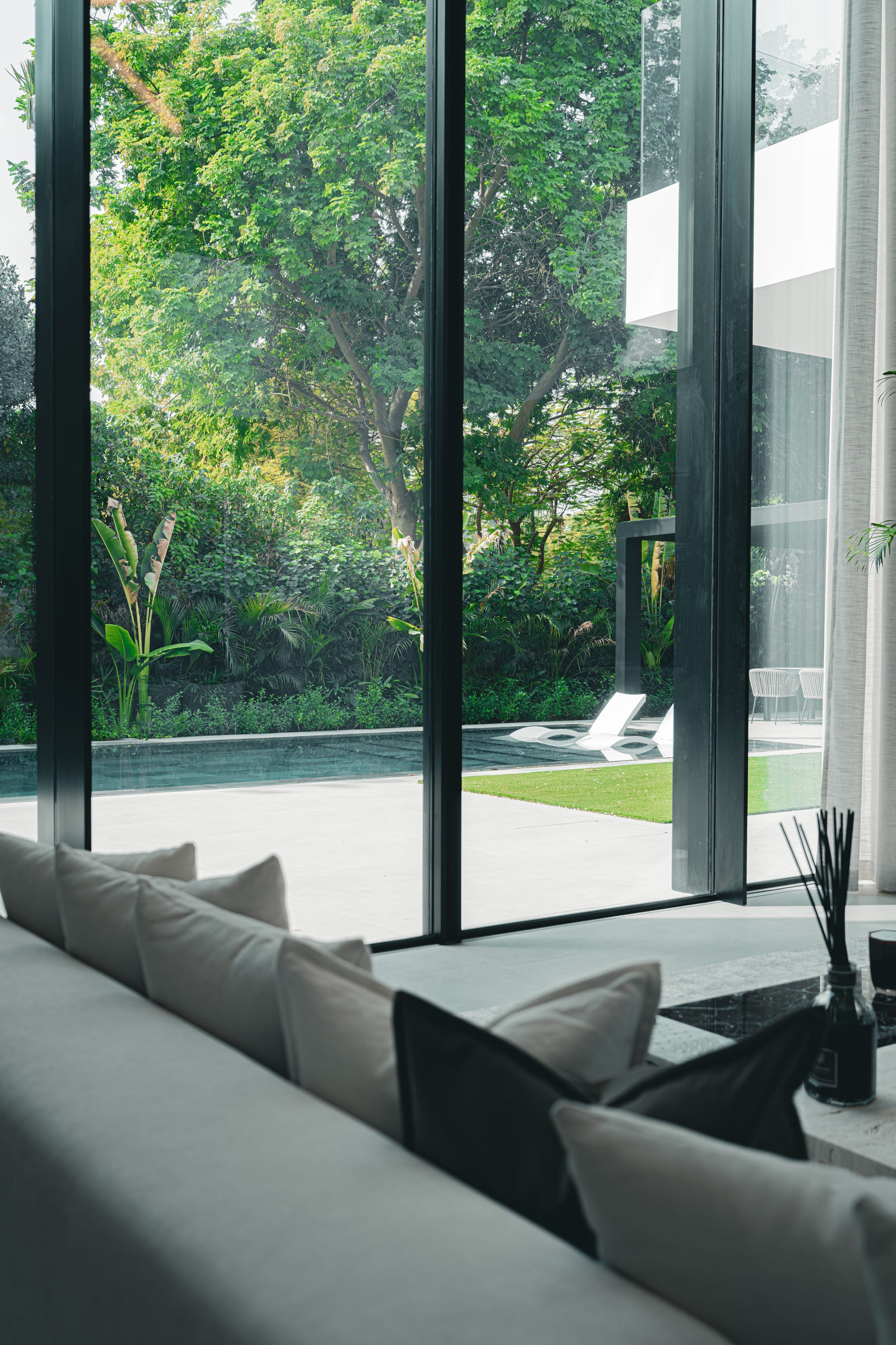 Image of a villa with a pool