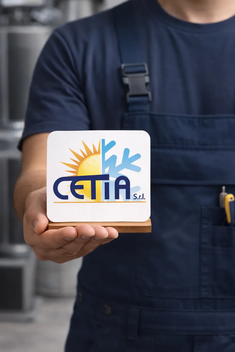 Tecnico dell’azienda che mostra il logo Cetia Srl