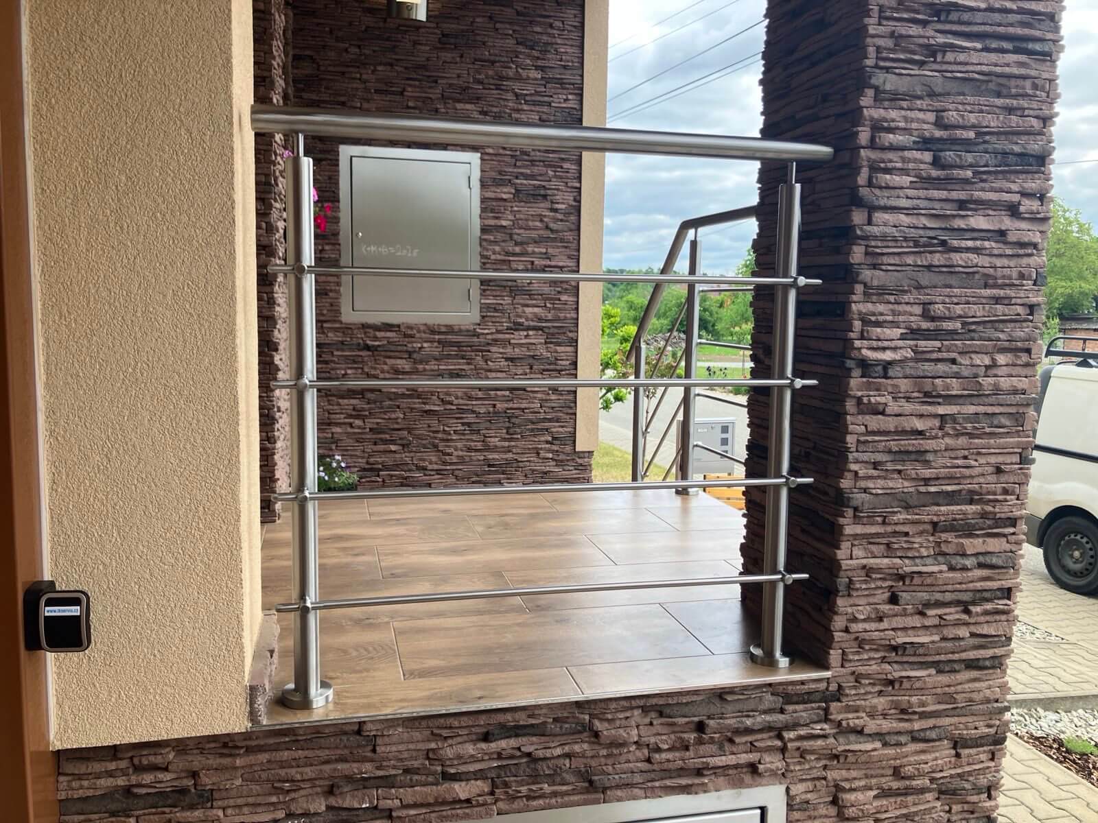 Nerezové zábradlí s vodorovnou výplní