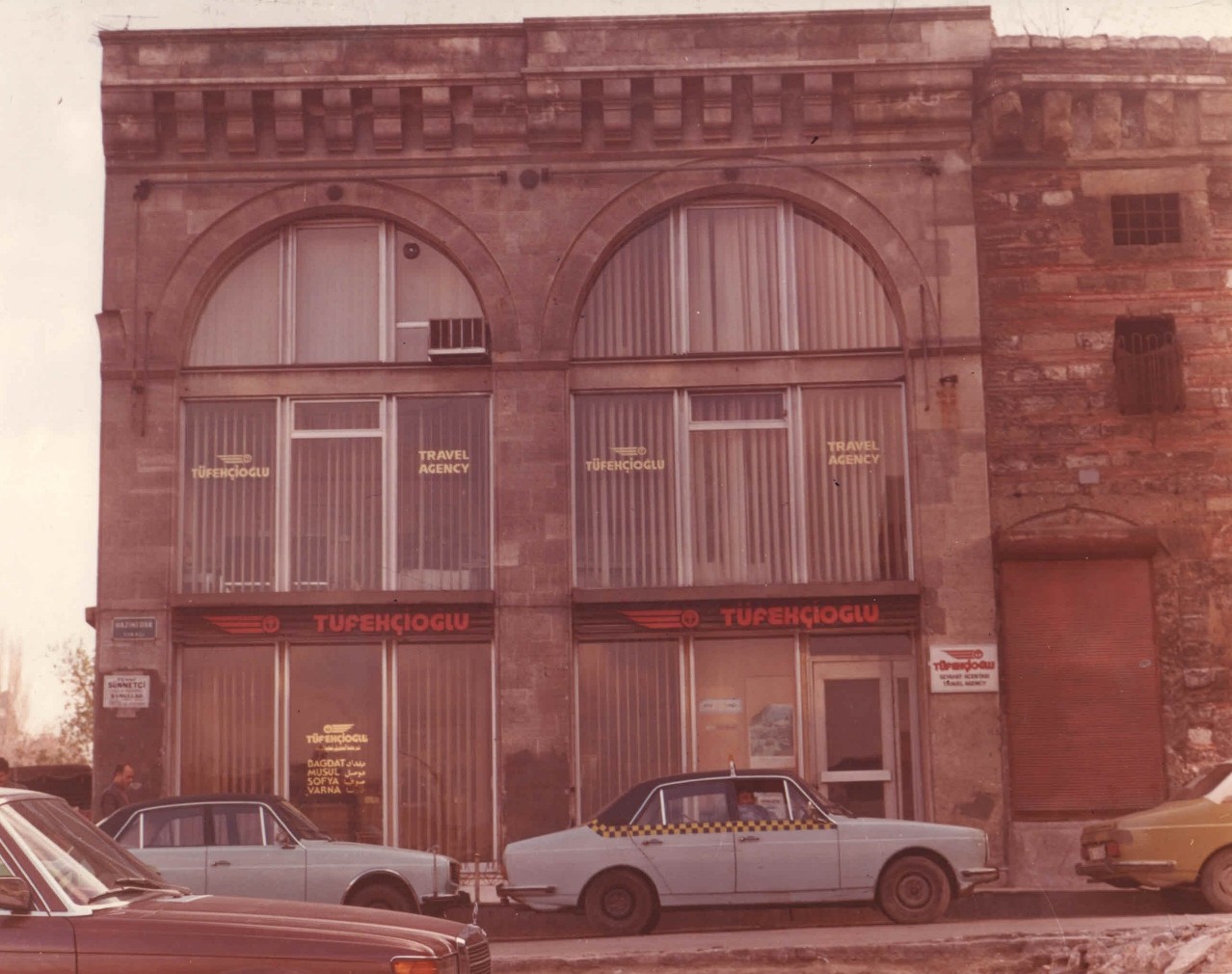 Siyah beyaz tüfekçioğlu şirketine ait eski bir otobüs fotoğrafı.